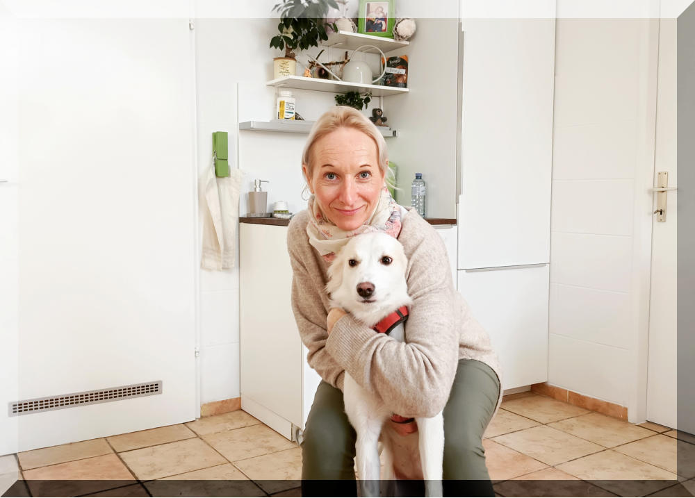 Besitzerin umarmt ihren Hund in der Praxis