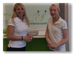 Dr. Bettina Roth-Prodinger und Mag. Susanne Ruzicka vor dem Praxis-Logo